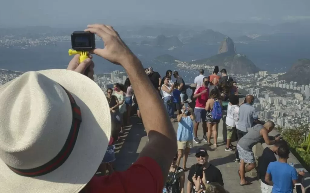 Turistas estrangeiros deixam quase 4 bi de dólares no Brasil no 1º semestre 1 Turistas